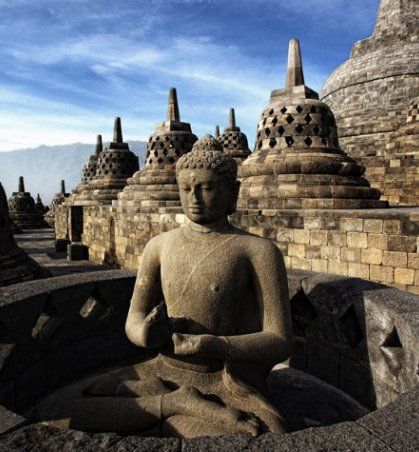 Sunrise is the best time to see Borobudur. You’ll arrive at the viewpoint overlooking the temple while it’s still dark. From Barede Hill you’ll see Borobudur emerging from the ear… Kuta, Denpasar, Bagan, Mataram, Borobudur Temple, Gili Air, Asia Tenggara, Buddhist Temple, Angkor Wat