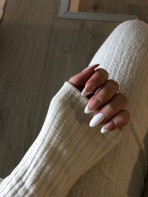 White almond nails minimalist design White And Cream Nails, Nail Ideas White Almond, White Nails Ideas Simple, Easy White Nail Designs, White Designed Nails, White Almond Nails Designs, Almond Nails White Design, White Nails With Designs Almond, Cute White Nails Designs