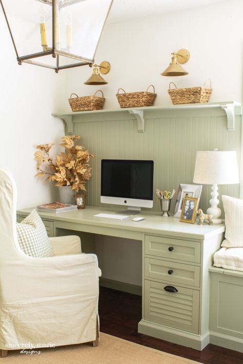 My friend Amanda's office at Sincerely Marie, Designs gives me so much inspiration! Cottage Sunroom, Cottage Office, Estilo Cottage, Window Seat Storage, Sunroom Designs, Desk Areas, Built In Desk, Diy Desk, Chic Home