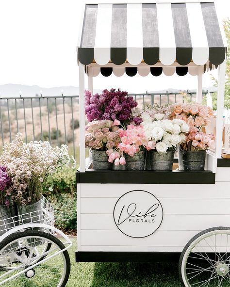 Florist Studio, Plant Display Ideas, Wedding Favors Packaging, Flower Shop Design, Diy Bouquet Wrap, Cocktail Hour Wedding, Flower Truck, Flower Business, Flower Cart