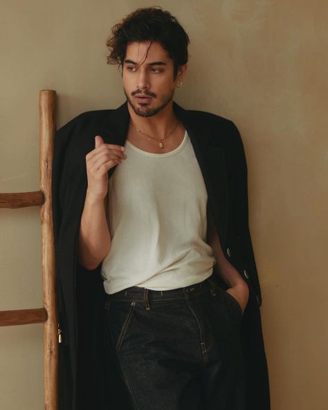 Friend Poses, Avan Jogia, Evan Jogia, Five Guys, Music Humor, Poses For Men, Cute Celebrities, Male Face, Man Crush