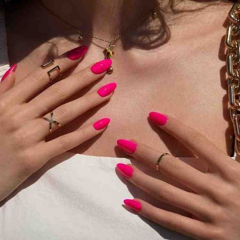 Luce unas uñas en tendencia con le color del año La entrada 10 ideas de uñas elegantes con el color del año: viva magenta se publicó primero en Mujer de 10: Guía real para la mujer actual. Entérate ya.. Nails And Rings, Magenta Nails, Classy Almond Nails, Almond Acrylic Nails Designs, Gradation Nails, Almond Acrylic, Diva Nails, Simple Gel Nails, Almond Acrylic Nails