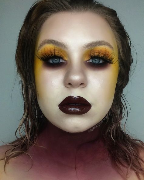 Dark Yellow Makeup, Yellow Grunge Makeup, Red And Yellow Makeup Looks, Yellow Halloween Makeup, Yellow Alt Makeup, Yellow Goth Makeup, Black And Yellow Makeup, Makeup Ideas Yellow, Artistic Makeup Ideas