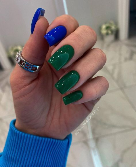 Green And Navy Blue Nails, Two Color Nails, Coral Nails With Design, Ongles Bling Bling, Trending Nail Art, Nagellack Trends, Hues Of Green, Nail Swag, Winter Nail Designs