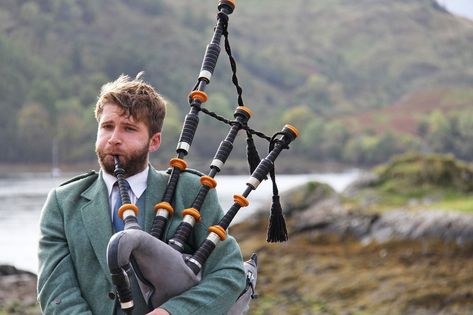 The best language tips to speak like the locals in Scotland Scotland Food, Highland Bagpipes, Scottish Symbols, Scotland Culture, Scottish Quotes, Scottish Bagpipes, Scottish Music, Great Scot, Bagpipes