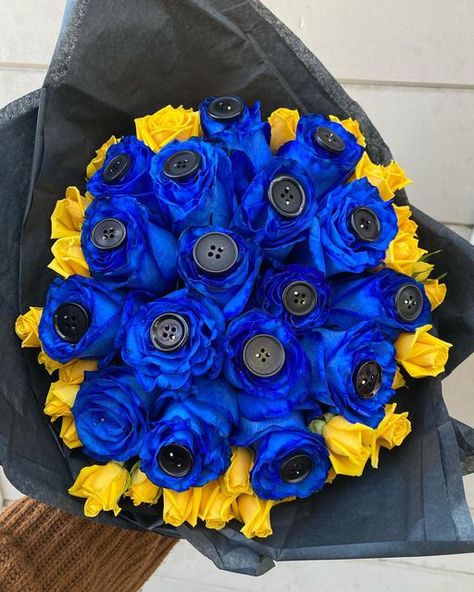 💀🥀 Flowers to Die For 🥀💀 on Instagram: "Be careful what you wish for 🐈‍⬛🪡⚫️ My client asked for a Coraline themed bouquet and this is what my brain thought of 🧠✨ #coraline #blueroses #halloweenbouquet #bouquetofflowers #bouquetoftheday #floraldesign #sanjose #sanjoseflorist" Coraline And Wybie, Coraline Art, Coraline Movie, Coraline Aesthetic, Themed Nails, Diy Bouquet Wrap, Halloween Acrylic, Coraline Doll, 31 Day Challenge