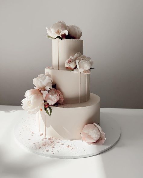 Cake Beautiful Birthday, Modern Cakes Wedding, Peonies Cake, Flowers Wedding Cake, Peonies Wedding Cake, Wedding Cake With Peonies, Beautiful Wedding Cake, Wedding Torte, Minimalist Wedding Cake Modern