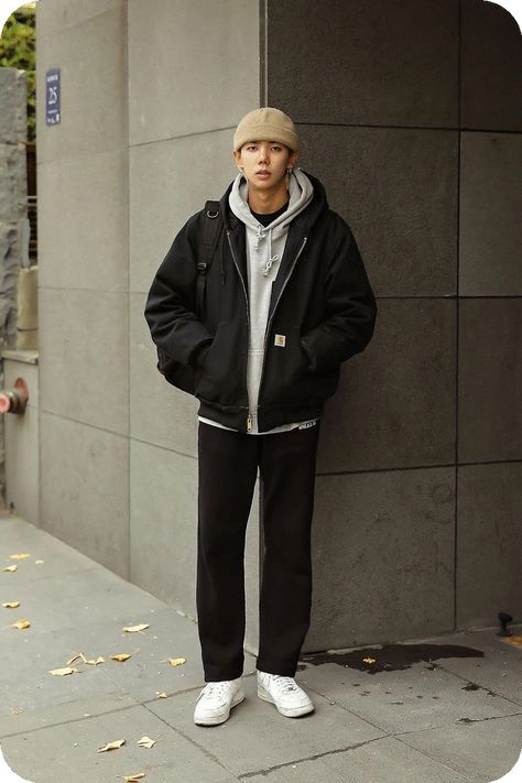 Korean Winter Outfits Street Style, Winter Outfits Men Streetwear, Mens Street Style Winter, Mode Old School, Korean Winter Outfits, Winter Mode Outfits, Outfits Men Streetwear, Throwing Fits, Streetwear Korean