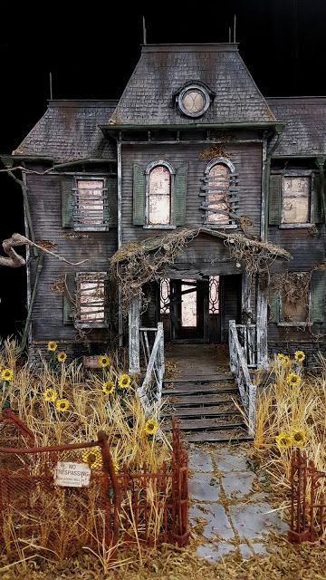 Halloween Diorama Ideas, Haunted House Model, Miniature Haunted House, Stephen King House, Spooky Dollhouse, Festa Rock Roll, Halloween Haunted House Diy, Halloween Birdhouse, Haunted House Craft