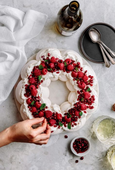 Christmas Pavlova Wreath, Pavlova Wreath, Christmas Pavlova, Jul Mad, Pavlova Recipe, Läcker Mat, Almond Cream, Christmas Cooking, Sugar Rush