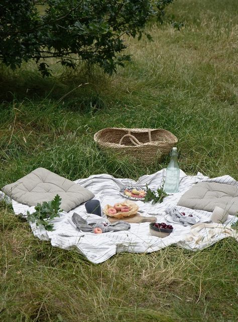 Alfresco Living, Natural Linen Tablecloth, Garden Rock Border, Countryside Cottage, Simple Garden, Garden Picnic, Refreshing Summer Drinks, Dinner At Home, Green Bedroom