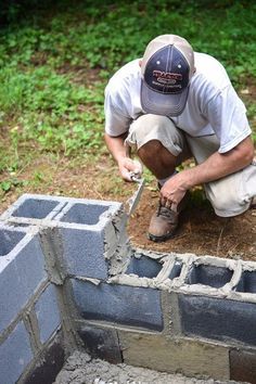 How to Build a Gorgeous Backyard Fire Pit from Cement Blocks Backyard Fire Pit Ideas, Cinder Block Fire Pit, Cement Ideas, Fire Pit Decor, Backyard Fire Pit, Fire Pit Materials, Fire Pit Ideas, Rustic Fire Pits, Rectangular Fire Pit