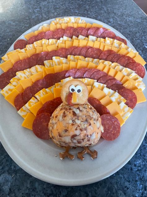 My Thanksgiving cheese turkey! Veggie Turkey Charcuterie Board, Cheese Ball Turkey Charcuterie Board, Thanksgiving Cheese Plate Turkey, Thanksgiving Fruit And Veggie Platter, Veggie Tray Ideas For Thanksgiving, Cheese Platter Ideas Thanksgiving, Friendsgiving Veggie Tray, Turkey Cheese Platter Thanksgiving, Cheese Turkey Platter