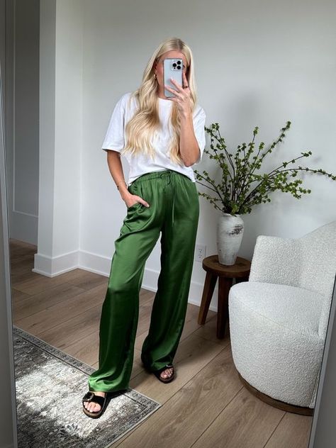 Casual Silk Pants Outfit, Satin Trousers Outfit Street Styles, Silk Pants Street Style, Silk Pajama Pants Outfit, Satin Green Pants, Silk Pajamas Pants, Wide Silk Pants Outfit, Wide Leg Pants Outfit Green, Stain Pants Outfit