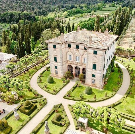 @lifeanddecor on Instagram: “Villa Cetinale, Siena. . @cetinale . #gardens #jardines #beautifuldestinations #beautifulphoto #cetinale #siena #italy🇮🇹 #romantico…” Villa Cetinale, Tuscany Villa, Villas In Italy, Tuscan Villa, Italian Garden, Classic Architecture, Unique Buildings, Drone Photos, Mediterranean Homes