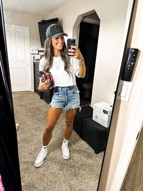 Platform High Top Converse, Outfit Jean Shorts, White Crop Tee, Baseball Game Outfit, Jean Shorts White, Outfit Jean, Game Outfit, Crz Yoga, High Top Converse