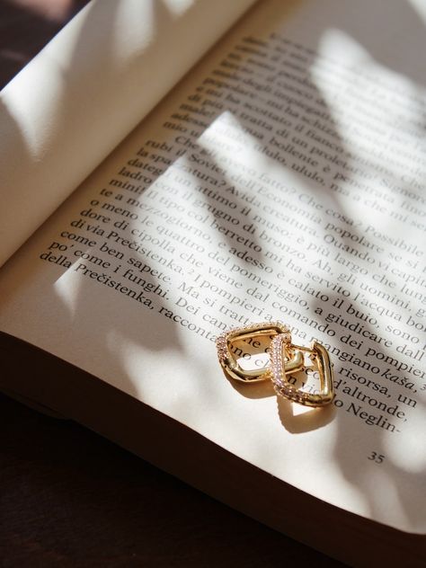 gold ring on white book page photo – Free Ischia Image on Unsplash Ring Photoshoot, Ring Photography, Jewellery Photography Inspiration, Jewelry Product Shots, Creative Jewelry Photography, Jewelry Photography Styling, Instagram Jewelry, Jewelry Photoshoot, Real Gold Jewelry