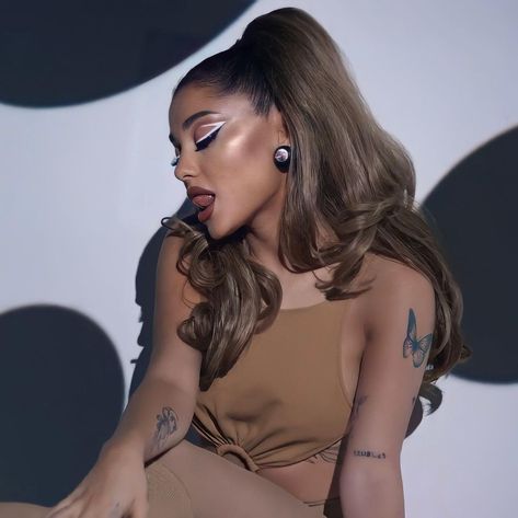 Ariana Grande 34 35, Ariana Grande Makeup, Ariana Grande Music Videos, White Eyeliner, Ariana Grande Pictures, No Eyeliner Makeup, Dangerous Woman, Look At You, Up Girl