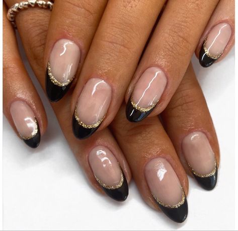 Makeup With Eyeshadow, Gold Tip Nails, Nail Ideas Simple, 1920 Style, Gold Gel Nails, Applying Eyeshadow, Black Gold Nails, Hoco Nails, Formal Nails