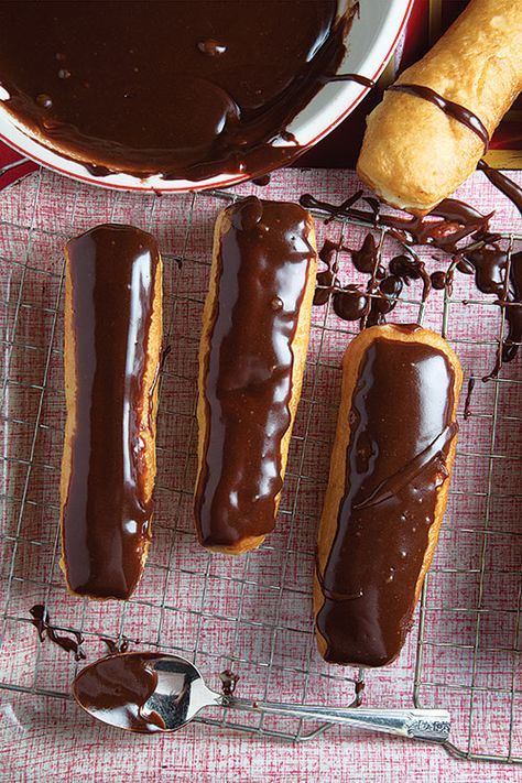 Eclair Recipe aka Long Johns. ~ I can't wait to try these. I'll make a fluffy white filling, my favorite. Chocolate Eclairs, Eclair Recipe, Doughnut Recipe, Chocolate Glaze, Long John, Long Johns, Cream Puffs, Donut Recipes, Eclairs