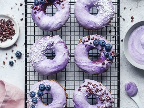 Weekly Meal Plan: Raw Vegan Meals From Monday to Friday! - One Green PlanetOne Green Planet Raw Vegan Meal Plan, Donuts Photography, Retreat Recipes, Donut Aesthetic, Donuts Ideas, Blueberry Glaze, Donut Mix, Raw Breakfast, Donut Ideas