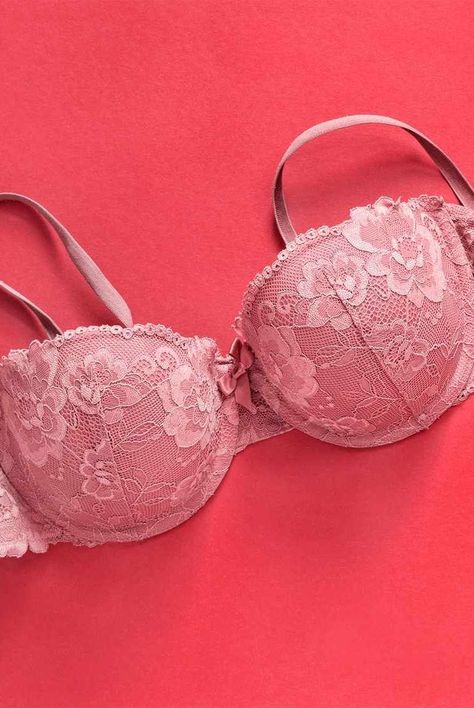 Experts break down the difference between different types of bras, including T-shirt bra, padded bra, convertible bra, push-up bra, strapless bra, balconette bra, plunge bra, and more. #bras #womensfashion #whattowear #comfortablebras Push-up Bra, Types Of Bras, Plunge Bras, Eye Firming, Bra Strapless, Lace Bras, Lace Bra Set, Women Bra, Convertible Bra