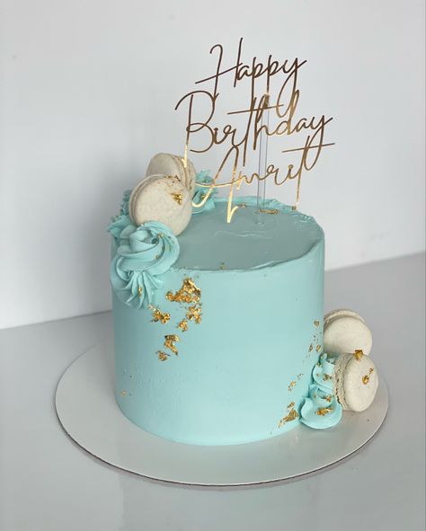 Baby blue cake with macrons, custom cake topper and edible gold by slofoodgroup Light Blue Cake Design, Blue 60th Birthday Cake, Baby Blue Cake Birthday, 18th Birthday Cake Blue, Baby Blue Birthday Cake, Light Blue Birthday Cake, Blue And Gold Birthday Cake, Light Blue Cake, Baby Blue Cake