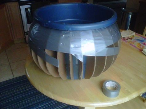 How to make a Large Cauldron. This is one of the best tutorials on a DIY cauldron I've came across! Diy Cauldron, Large Cauldron, Casa Halloween, Halloween Fest, Witch Diy, Adornos Halloween, Halloween Yard, Theme Halloween, Harry Potter Party