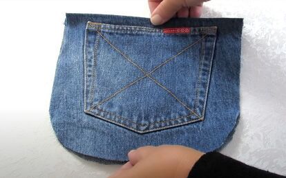 This is a guide on how to DIY a super easy jean bag. Learn how to make a small denim crossbody bag in this quick and easy tutorial. Diy Jean Purse, Diy Denim Purse, Jeans Bag Diy, Denim Bags From Jeans, Diy Jean Bag, Crossbody Bag Diy, Bag From Old Jeans, Fun Denim, Blue Jean Purses