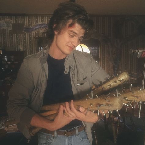 Joe Keery, Steve Harrington, Stranger Things, Wood