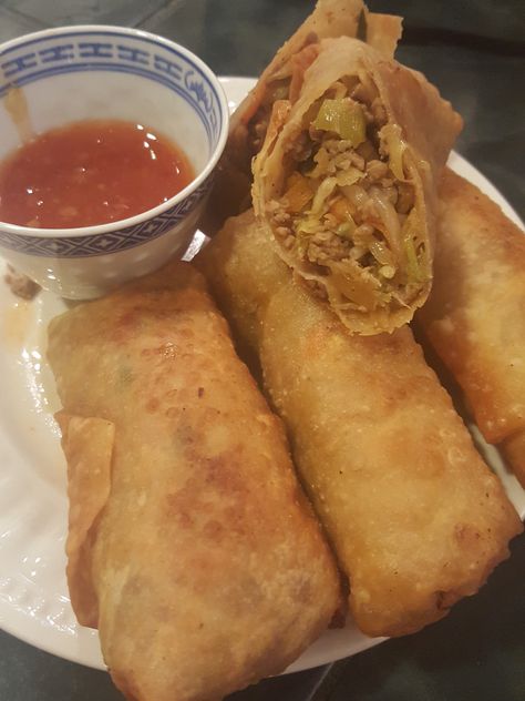 Essen, Sauce For Egg Rolls, Egg Roll Dipping Sauce, Egg Roll Sauce, Sauce For Eggs, Plum Sauce Recipe, Chinese Egg Rolls, Chinese Appetizers, Avocado Egg Rolls