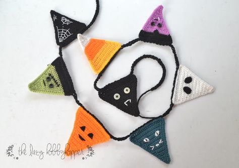 The Lazy Hobbyhopper: Halloween bunting - free pattern Crocheted Tapestry, Crochet Buntings, Knitting Halloween, Crochet Garlands, Crocheted Halloween, Crochet Fall Decor, Halloween Amigurumi, Bunting Pattern, Halloween Bunting