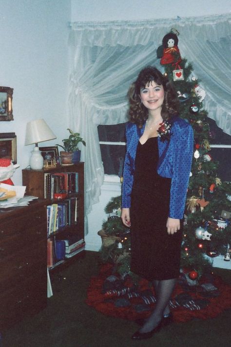 45 Cool Snaps Show Lifestyle of American Teens in the Late 1980s ~ Vintage Everyday 80s Christmas Movies, Christmas In The 80s, 80s Christmas Outfit, 90s Christmas Outfit, 80s Christmas Aesthetic, 1980s Pictures, 80s Outfits Women, Cool Snaps, 1990s Christmas