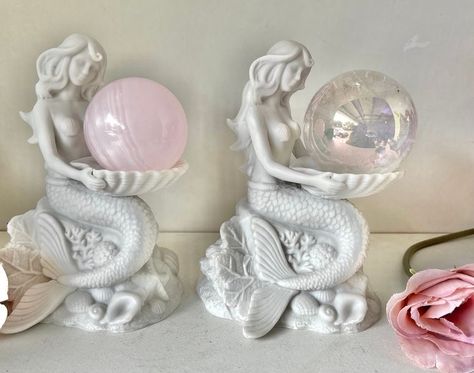 Decoration Things, Crystals Altar, Crystal Altar, Altar Decor, Fotografi Vintage, Mermaid Aesthetic, Witchy Decor, Altar Decorations, Dream Room Inspiration