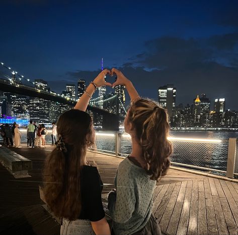 Traveling With Bestie Aesthetic, New York City With Friends, Nyc Picture Ideas Friends, Chicago With Friends, Travelling With Friends Aesthetic, Nyc Selfies, New York Life Aesthetic, New York City Birthday, New York Girls Trip