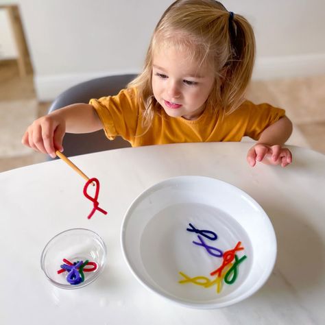 toddler-game-fine-motor-fish Teaching Colors To Toddlers, Toddler Fine Motor Activities, Hand Muscles, Preschool Fine Motor Activities, Cognitive Activities, Fish Activities, Fine Motor Activities For Kids, Nursery Activities, Preschool Fine Motor