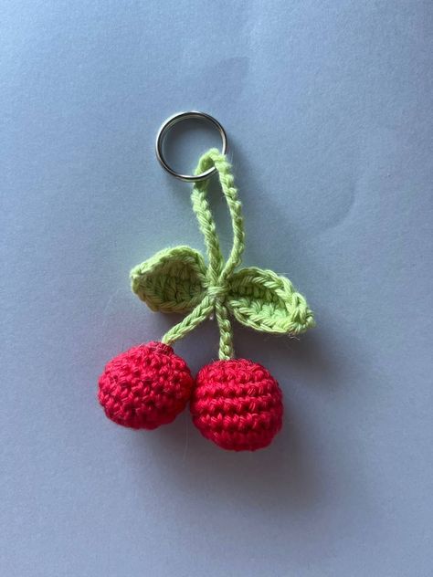 Crochet Cherry Keychain, Easy Crochet Projects Free, Crochet Trinkets, Crochet Cherries, Crochet Keyrings, Cherry Crochet, Surface Crochet, Crochet Keyring, Crochet Project Free