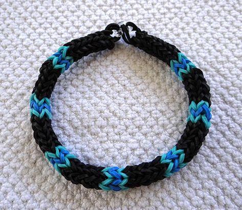 Rainbow Loom Blue Bargello Herringbone Rope Rubberband Bracelet pattern Rainbow Loom Fishtail, Loom Band Patterns, Fun Loom, Loom Love, Loom Band Bracelets, Rubber Band Crafts, Rainbow Loom Rubber Bands, Rainbow Loom Creations, Rainbow Loom Patterns