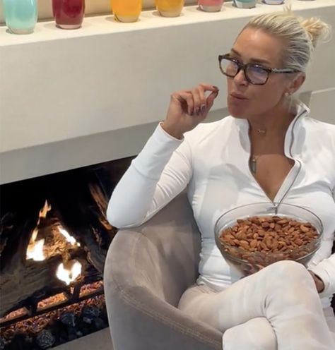 Almond Mum Aesthetic, Yolanda Hadid Diet, Almond Mom, Mom Aesthetic Outfit, Almond Daughter, Bad Celebrity Plastic Surgery, Beeswax Recipes, Yolanda Foster, Yolanda Hadid