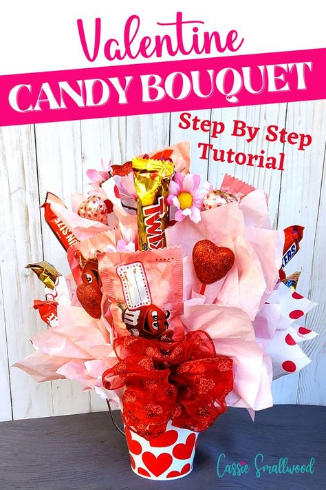 Valentine candy bouquet step by step tutorial Teacher Candy Bouquet, Candy Bouquet For Kids, Candy Bar Bouquet Diy, Bouquet For Man, Chocolate Bar Bouquet, Bouquet For Boyfriend, Diy Candy Bouquet, Birthday Candy Bouquet, Candy Bar Bouquet