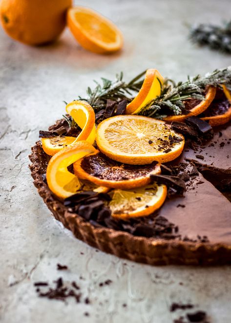 Rich cacao and zesty orange oil combine in this 9-ingredient chocolate orange tart. Vegan, gluten free and refined sugar free! Chocolate Orange Tart, Chocolate And Orange Tart, Flourless Brownie Recipe, Orange Tart, Tart Vegan, Vegan Tarts, Dark Chocolate Orange, Vegan Christmas Recipes, Vegan Dark Chocolate