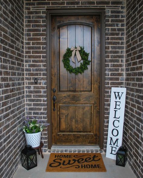 Front porch decor with wooden Welcome sign, lanterns, flowers & olive bucket Small Farmhouse Porch, Cozy Porches, Stoop Decor, Rustic Outdoor Lighting, Small Porch Decorating, Diy Farmhouse Ideas, Farmhouse Porch Decor, Doorway Decor, Summer Porch Decor