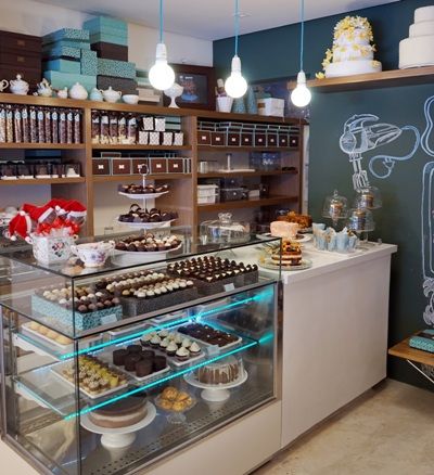 Vitrine Cake Shop Interior, Cake Shop Design, Bakery Shop Interior, Cafe Counter, Bakery Shop Design, Café Design, Bakery Store, Bakery Interior, Small Coffee Shop