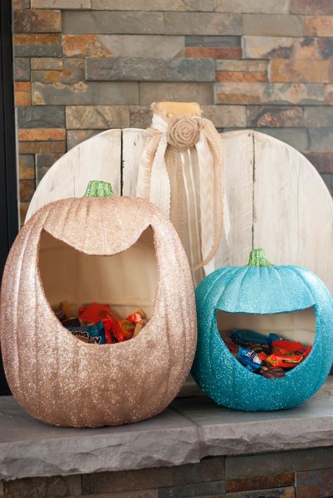 Made with craft pumpkins, these are super easy to make and really add a sparkle to your holidays! Meatloaf Halloween, Halloween Meals, Juicy Meatloaf, Barbecue Meatloaf, Halloween Candy Jar, Pumpkin Candy Holder, Dinner Halloween, Teal Pumpkin Project, Craft Pumpkins