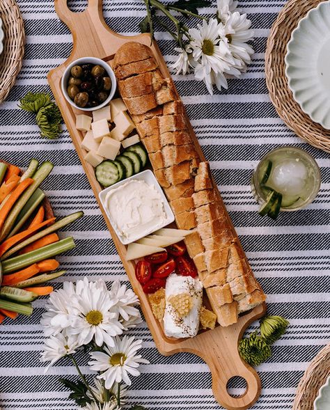 Italian Bread Dipping Oil Charcuterie Board, Baguette Snacks Party Appetizers, Relish Board Ideas, Charcuterie Board With Baguette, Baguette Charcuterie Board, Appetizer With Baguette, Baguette Ideas Appetizers, Spa Charcuterie Board, Garlic Bread Charcuterie Board