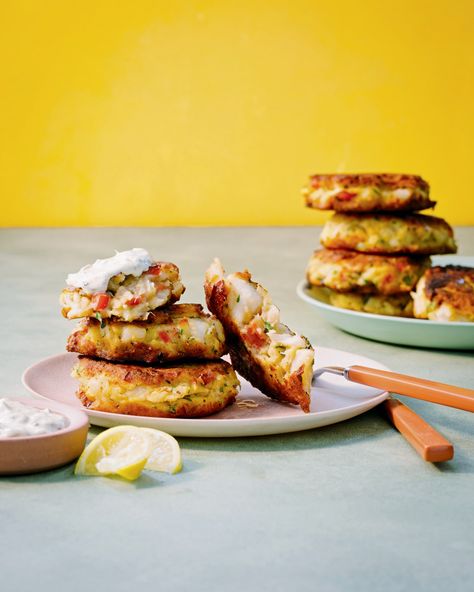 Crispy Cod Cakes with Tartar Sauce Yankee Recipes, Crispy Cod, Cod Fish Cakes, England Recipes, Cod Cakes, Fish Cakes Recipe, Salsa Recipes, Fish Cakes, Leftover Mashed Potatoes