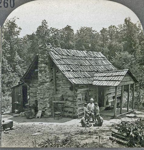 Tennessee ~ CUMBERLAND GAP MOUNTAINEERS LOG CABIN HOME American Pioneers, Appalachian People, Scenic Painting, Eco Construction, Mountain People, Cumberland Gap, Log Houses, Old Cabins, Wilde Westen