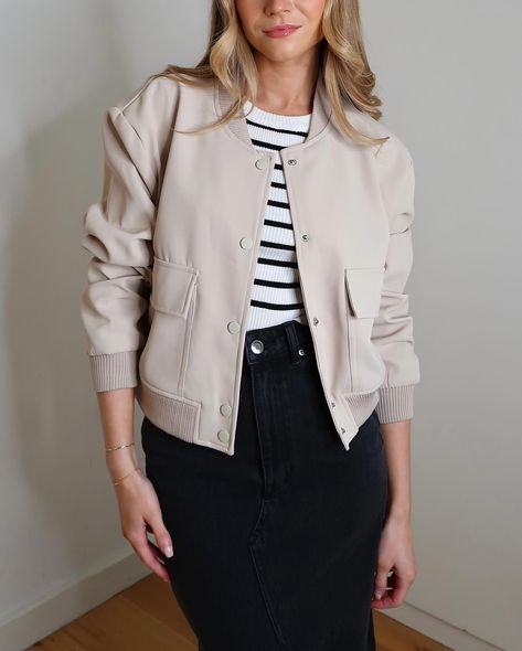 Cropped Cream Jacket Outfit, Luxury Beige Cropped Jacket Casual Style, Beige Cropped Jacket For Spring, Office Beige Cropped Jacket, Spring Beige Cropped Jacket, Fitted Beige Leather Jacket, Casual Style, Light Summer Outfits, Cream Jacket Outfit, Beige Jacket Outfit