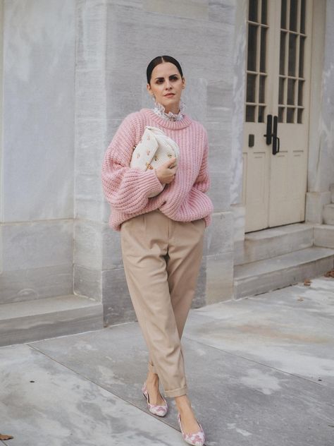 How To Style A Beige Sweater, Pink Pullover Outfit Winter, Pink Pants Outfit Casual, Outfits Color Rosa, Pink And Beige Outfit, Jersey Rosa, Pink Sweater Outfit, Pink Pants Outfit, Ootd Autumn