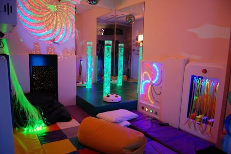 Snoezelen Rooms | THE PSYCHO-EMOTIONAL JOURNAL                                                                                                                                                                                 More Diy Sensory Room, Occupational Therapy Room, Snoezelen Room, Sensory Bedroom, Sensory Classroom, Sensory Gym, Sensory Space, Sensory Room Ideas, Calm Room